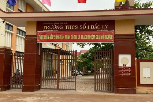 Quảng Bình: Nữ sinh lớp 7 đánh bạn, bắt quỳ trong lớp học
