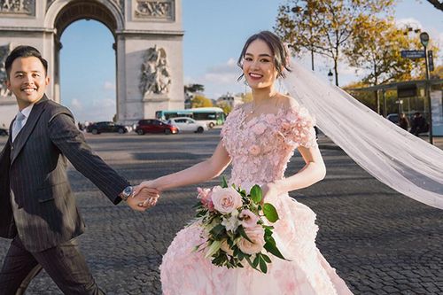 Váy cưới của NTK Hoàng Hải nổi bật trên đường phố Paris