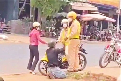 Sự thật clip nam thanh niên quỳ gối trước CSGT Đắk Lắk lan truyền trên mạng