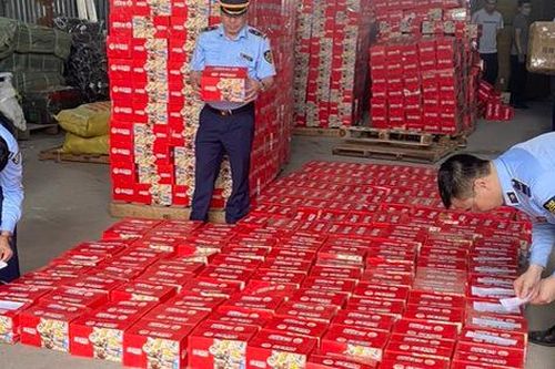 Thu giữ lượng lớn bánh nội địa Trung Quốc nhập lậu tại đầu mối phân phối