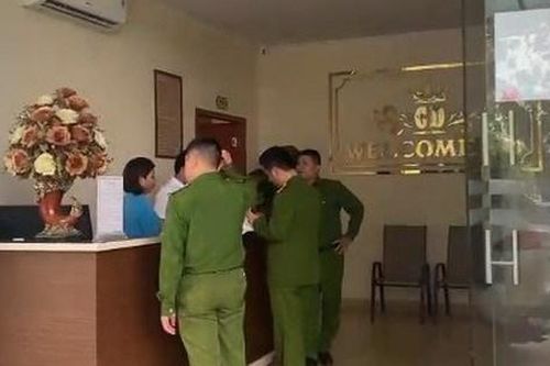 Bị đình chỉ hoạt động, một cơ sở xông hơi vẫn đón hàng chục khách