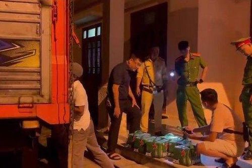 Tạm giữ hàng trăm thùng bia không rõ nguồn gốc trên đường đi tiêu thụ