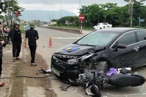 Xe máy đi ngược chiều đâm vào ô tô, một người tử vong