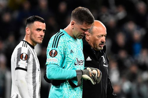 Thủ môn Juventus rời sân trong nước mắt vì vấn đề tim mạch