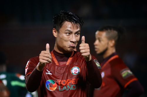 Mạc Hồng Quân mỉa mai trọng tài sau pha bẻ còi