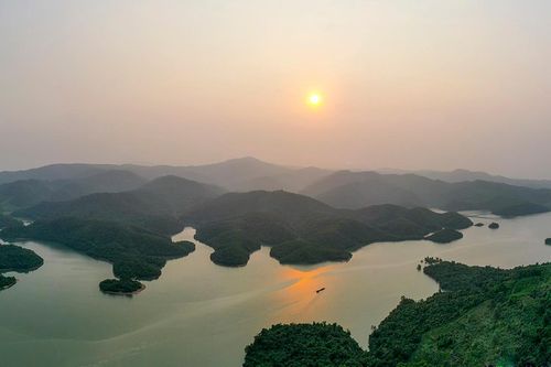 Hoàng hôn huyền ảo trên hồ nước ngọt giữa rừng Quảng Ngãi