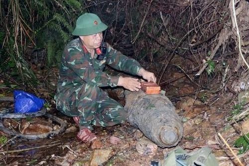 Phát hiện bom nặng 225 kg, nguyên kíp nổ khi đánh cá