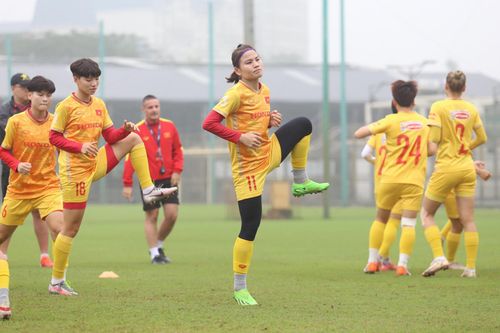 Tuyển nữ duy trì tập luyện cường độ cao dù thời tiết bất lợi