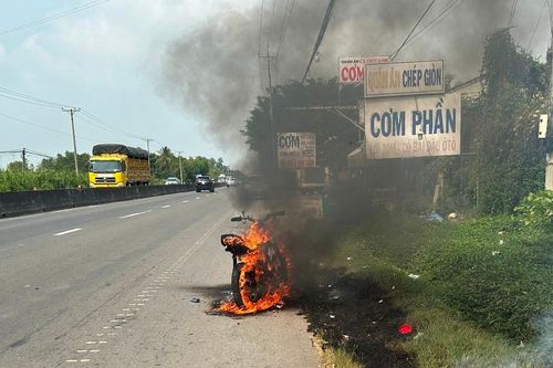 Xe gắn máy của vợ chồng công nhân bất ngờ bốc cháy ngùn ngụt trên Quốc lộ 1
