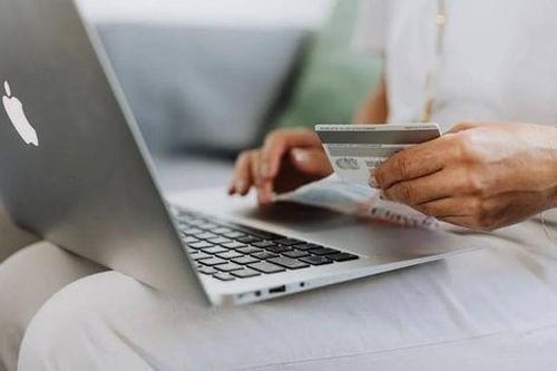 Mắc bệnh này, người phụ nữ điên cuồng mua sắm