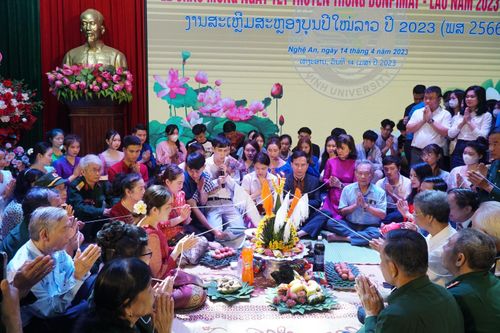 Lưu học sinh Lào tại Trường ĐH Vinh mừng đón Tết Bun-pi-may