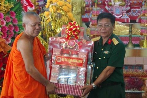 Quân khu 9 thăm, chúc Tết cổ truyền Chol Chnam Thmay tại Sóc Trăng