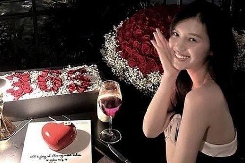 CLB Hà Nội: Trung vệ Nguyễn Thành Chung và vợ lãng mạn kỷ niệm 1 năm ngày cưới