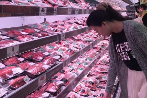 Siêu thị 'kiềm' giá thịt lợn, tung chiêu khuyến mãi nhiều loại thực phẩm