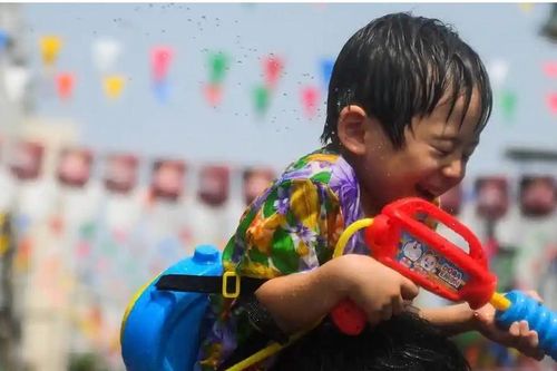 Hình ảnh lễ hội té nước Songkran ở Thái Lan tưng bừng trở lại sau dịch Covid-19