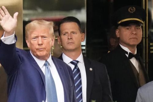 Ông Trump trả lời thẩm vấn trong gần 7 tiếng