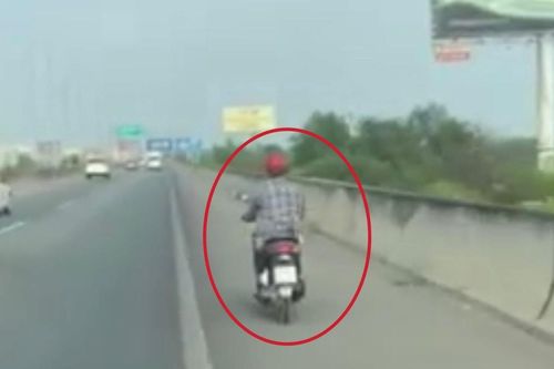 Ô tô cấp cứu hộ tống xe máy đi lạc vào cao tốc Long Thành - Dầu Giây