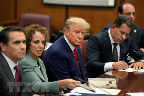 Cựu Tổng thống Trump trở lại New York để trả lời thẩm vấn