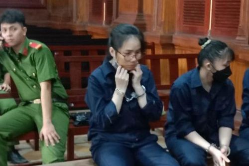 Mưu kế bất thành của mẹ nuôi và con gái 20 tuổi