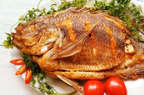 Dù chiên loại cá nào, mẹo nhỏ này giúp da giòn rụm, không dính chảo