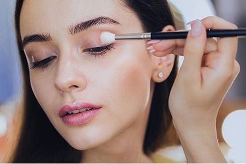 Bí quyết trang điểm trong ngày hè nắng nóng