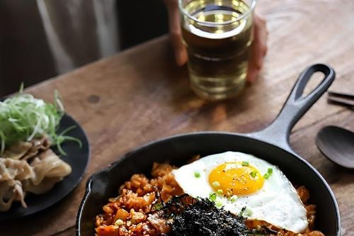 Học người Hàn cách làm món cơm chiên kim chi củ cải