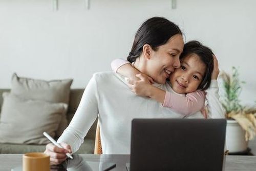 'Mẹ có yêu con không?', câu trả lời của 2 em bé thể hiện quan điểm giáo dục trái ngược