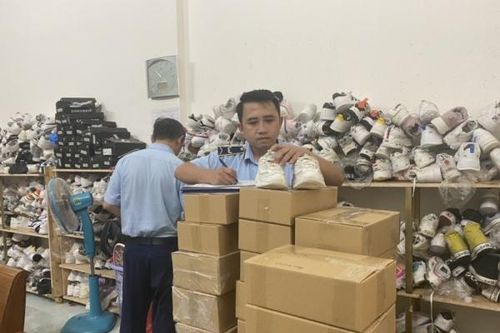 Đắk Lắk: Tạm giữ hàng trăm sản phẩm không rõ nguồn gốc được bán qua mạng