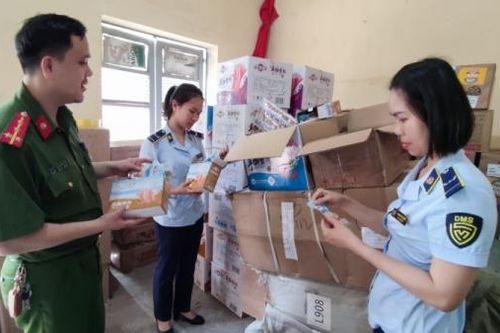 Quản lý thị trường Lào Cai phát hiện 13.000 thanh cua ăn liền không rõ nguồn gốc bán qua mạng