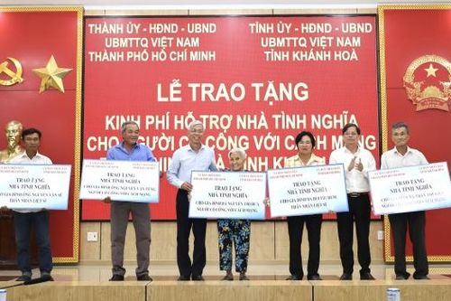 Trao 1 tỷ đồng xây 5 nhà tình nghĩa cho người có công với cách mạng