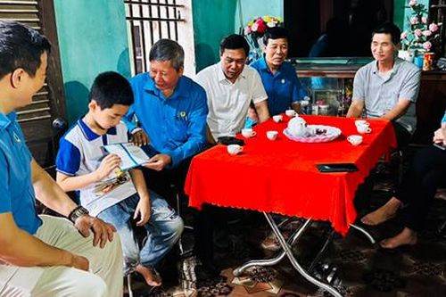 Tổng Liên đoàn Lao động Việt Nam trao quà cho trẻ mồ côi tại huyện Hữu Lũng