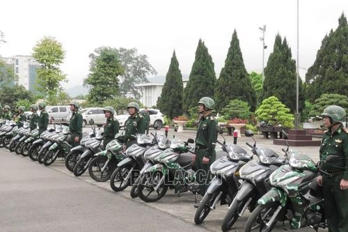 Bàn giao xe mô tô cho các đồn biên phòng