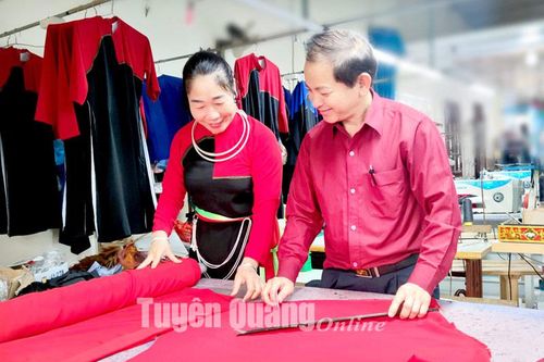 Đôi vợ chồng say mê nghề may trang phục truyền thống