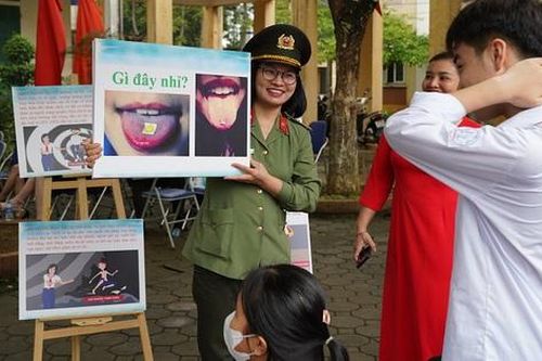 Công an Hà Nội giúp học sinh nhận diện, phòng tránh nguy cơ, tác hại của ma túy