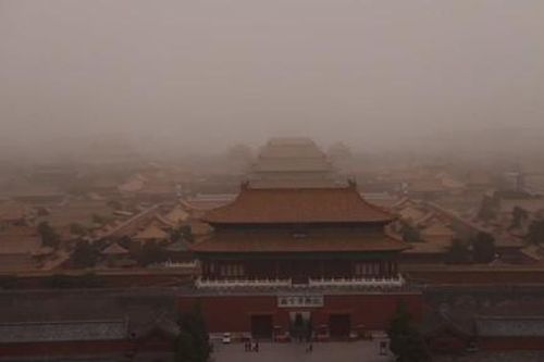 Người dân Trung Quốc và Hàn Quốc 'vật lộn' với bão cát