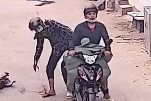 Người đàn ông dùng cây lau nhà tấn công 2 kẻ đi xe máy bắn trộm chó