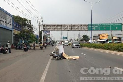 Người đàn ông nằm chết giữa Quốc lộ 13, nghi do bị ô tô tông