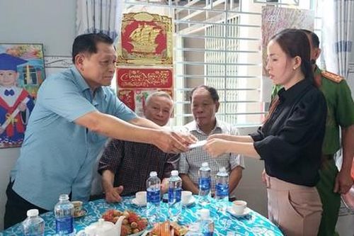 Thăm, tặng quà các gia đình thương binh, liệt sĩ thuộc Công an TPHCM