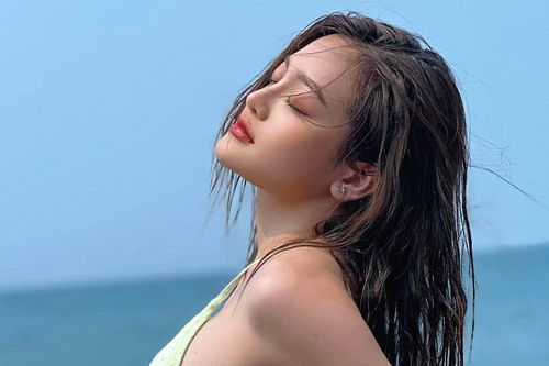 Nữ chính 'Đừng nói khi yêu' phô trọn vẻ đẹp thanh xuân với bikini