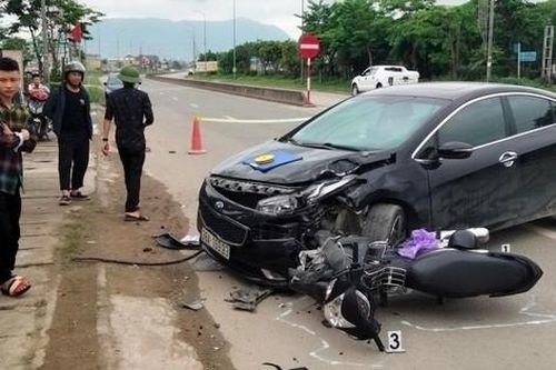 Xe máy chạy tốc độ cao va chạm ô tô đi ngược chiều, 2 người thương vong