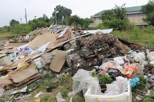 Mặc biển cấm, con đường huyết mạch đi lại giữa các địa phương biến thành nơi đổ rác