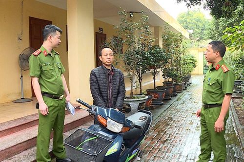 Sau tuyên bố 'cho xin cái xe', kẻ lạ mặt khiến 3 người đàn ông 'đứng hình'