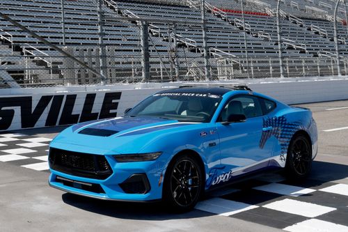 Ford Mustang GT làm xe an toàn cho giải đua NASCAR 2023