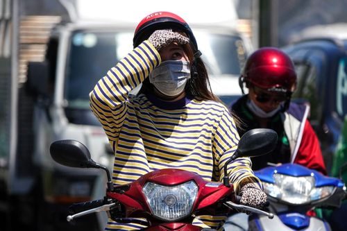 Nhiều người ở TP.HCM mắc bệnh về da do nắng nóng, tia cực tím cao