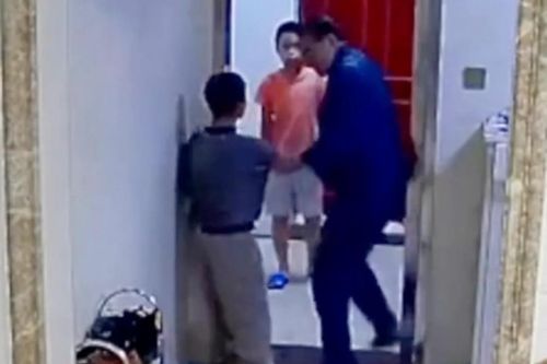 Người ông Trung Quốc khuyến khích cháu trai đánh bạn cùng lớp