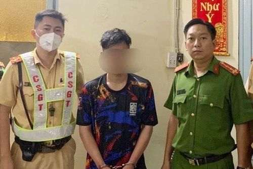 CSGT khống chế nghi can cướp xe ôm ở TP.HCM