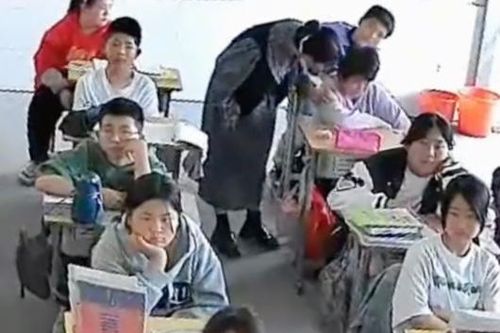 Cô giáo ôm ấp, vỗ về học sinh bị mất cha gây xúc động