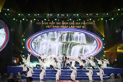 Đặc sắc Không gian Sắc màu và Lễ hội dạo chơi nước Pháp