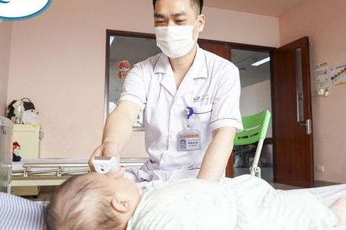 Bệnh nhi 3 tháng tuổi bỏng khoang miệng vì bị nhỏ nhầm thuốc Acid trichloracetic