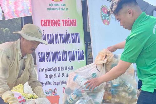 Chung tay giữ sạch đồng ruộng